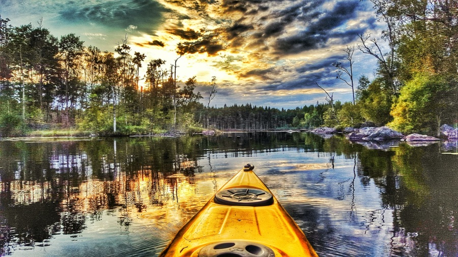 ødegård i sverige med sø og både og kajakker udlejes. 